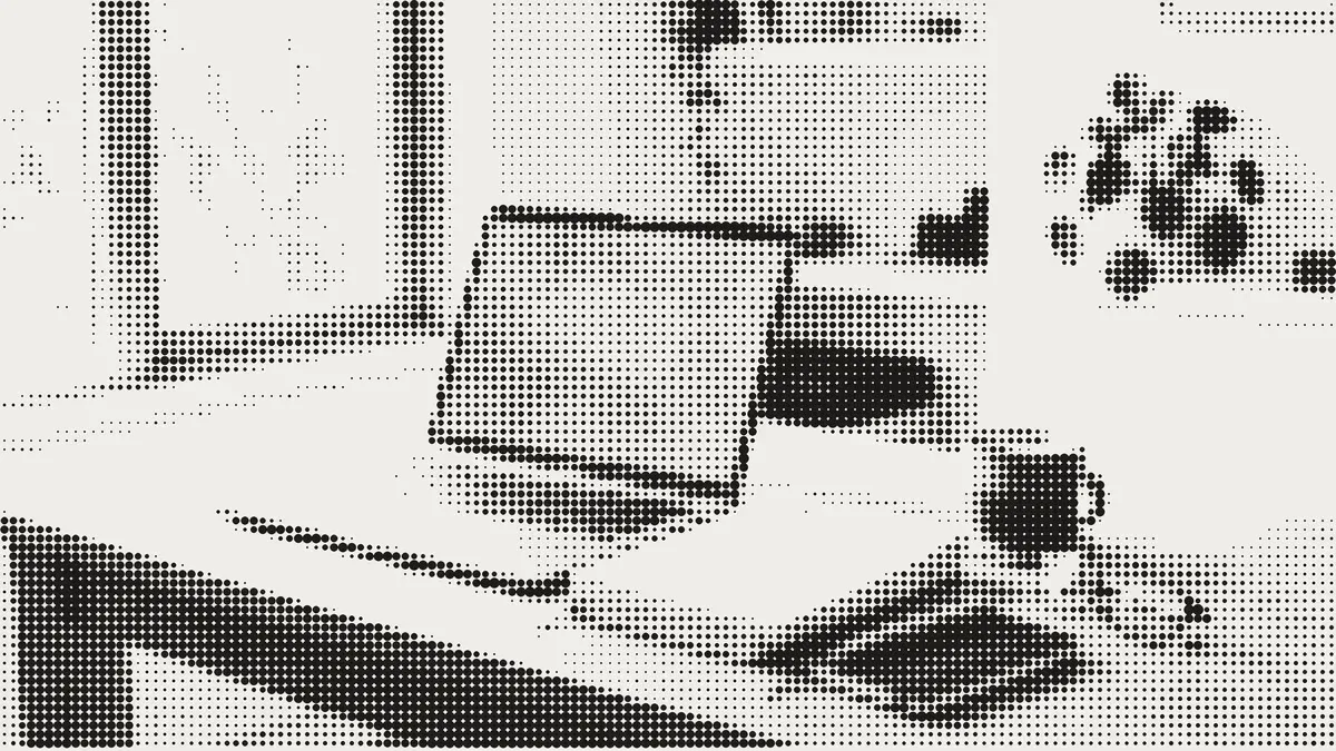 Una scrivania vicino alla finestra con un portatile aperto, fogli stampati, una tazza e un paio di occhiali, disegnata a puntini